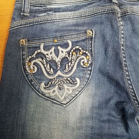 Liuce's size 7 blue jeans. Has whiskers  on front and back under knee. Embellish - Picture 7 of 9